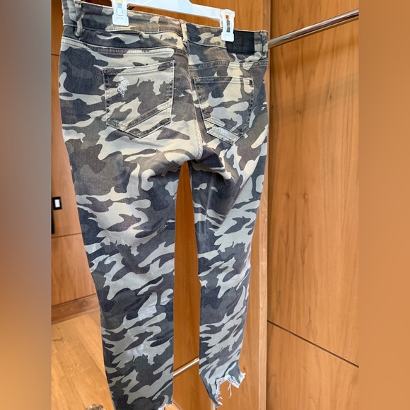 Pre-Loved Zara Greige/Green Camouflage Cropped Skinny Jeans in size 8 - Picture 3 of 8